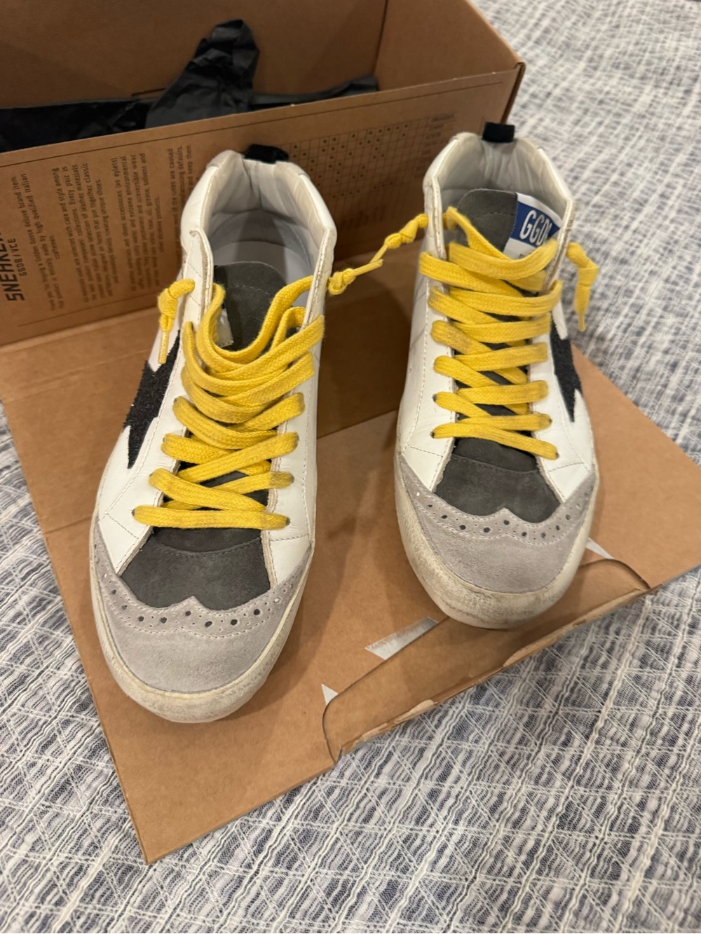 Golden Goose Ball Star – Black Star / Yellow Laces